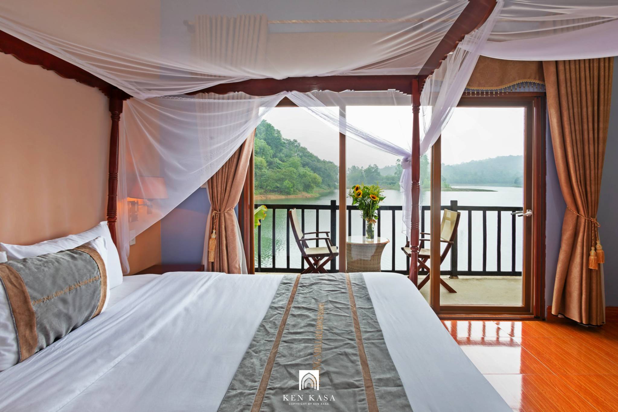 Bungalow view hồ tại Phong Nha Lake House Resort